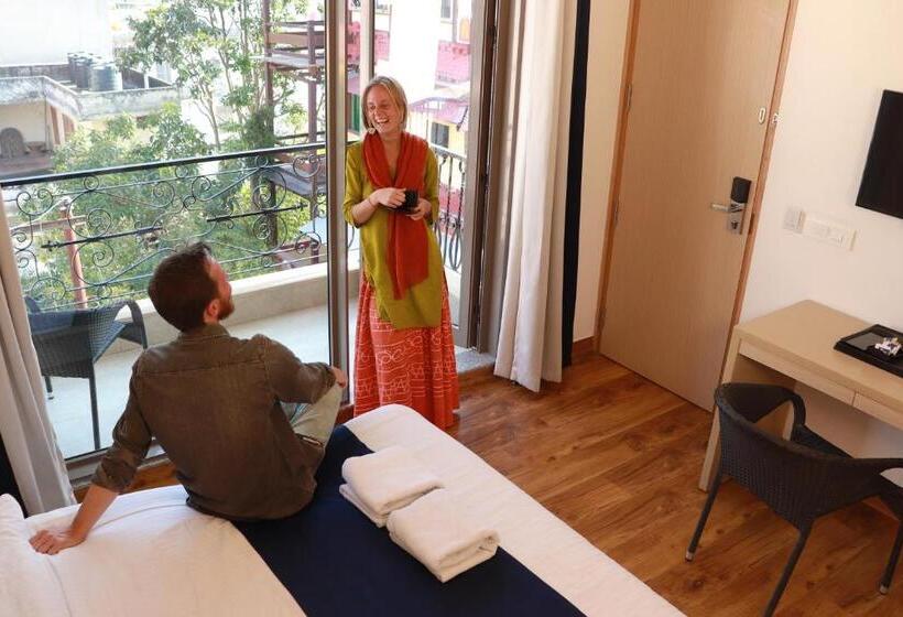 اتاق لوکس با بالکن, The Blue Jay Hostel