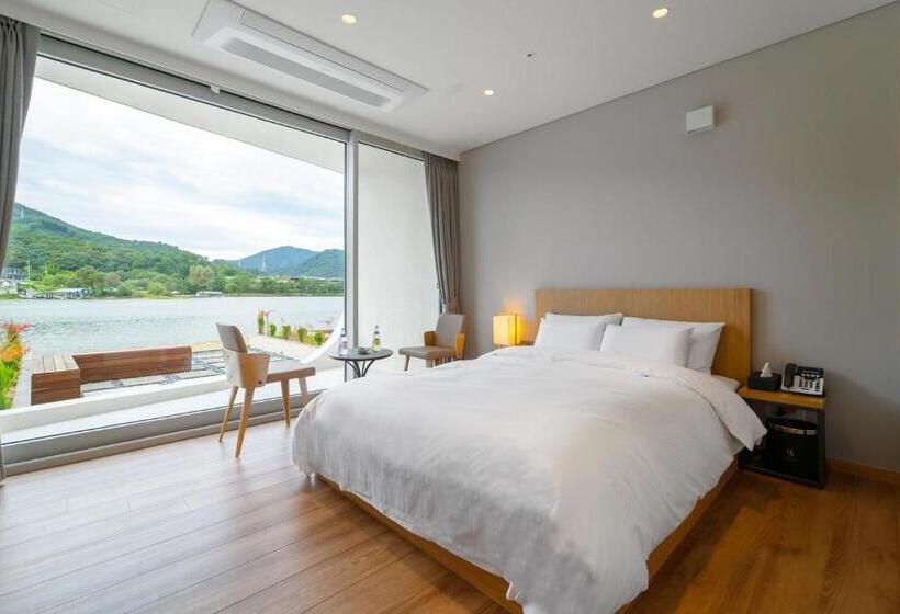 اتاق استاندارد با چشم‌انداز دریاچه, Gapyeong Hotel Suiteian