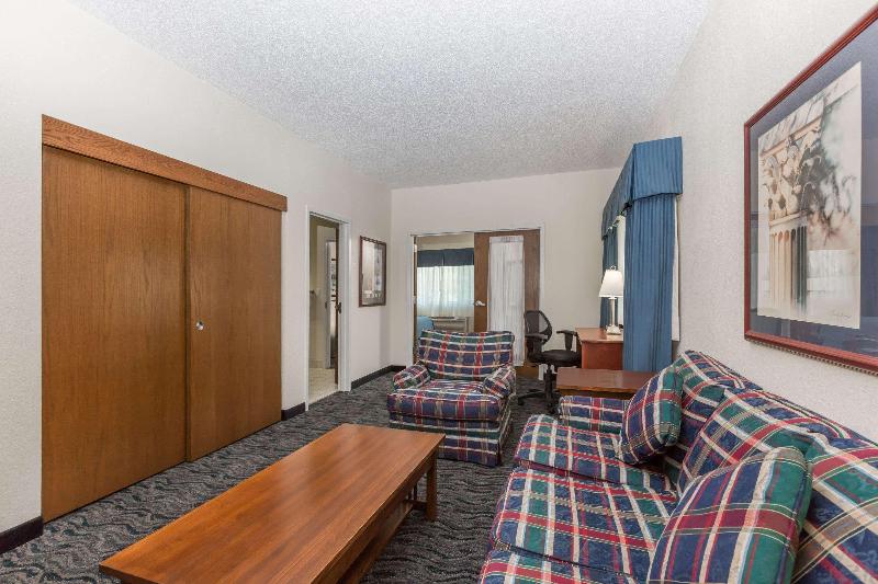스탠다드 룸 킹사이즈 침대, Baymont By Wyndham Des Moines Airport