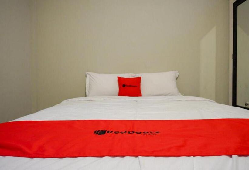 Номер Economy, Reddoorz Plus Near Jogja City Mall 5