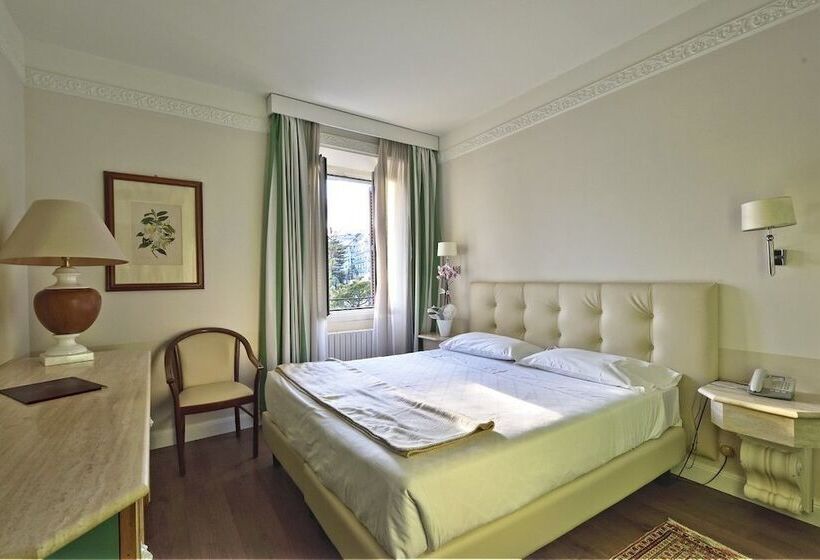 اتاق اساندارد با چشم‌انداز جانبی به دریا, Lolli Palace