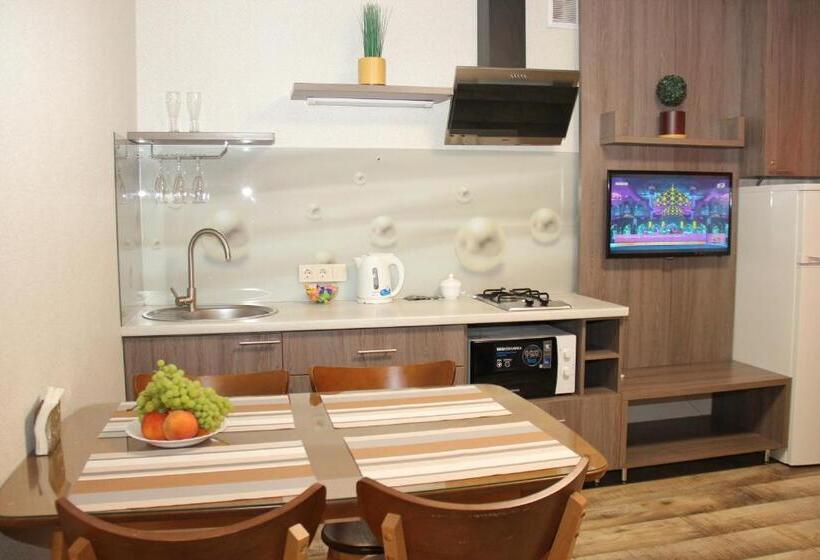 带阳台标准四人间, Molex Apartments 3