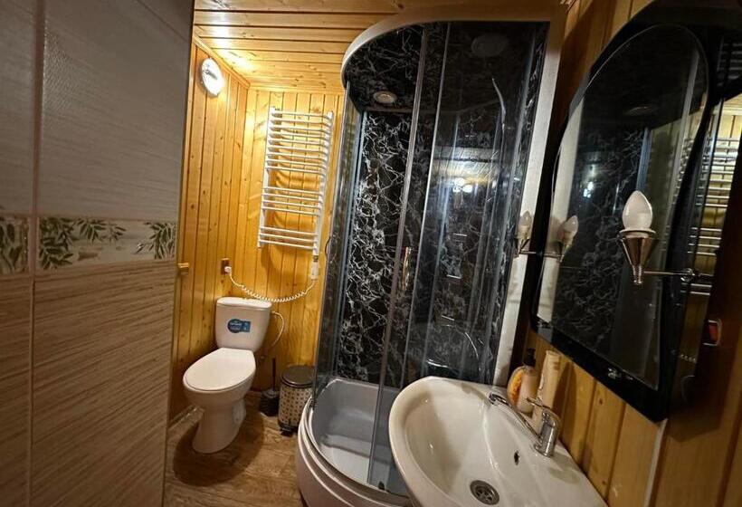 Family Suite, Sadyba U Anastasijky