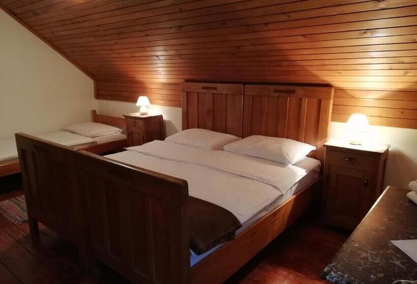 标准三人间共用浴室, Guesthouse Arnika