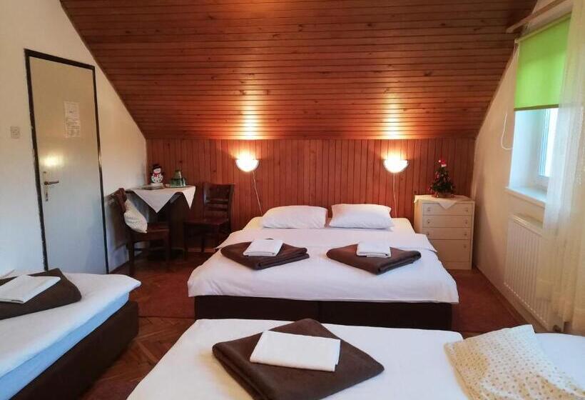 标准四人间共用浴室, Guesthouse Arnika