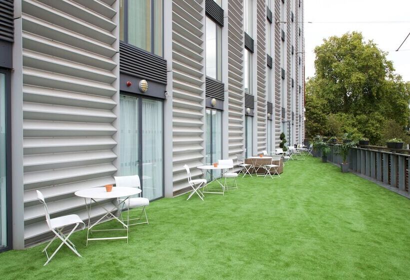 Номер Стандарт с Террасой, Bermondsey Square Hotel   A Bespoke