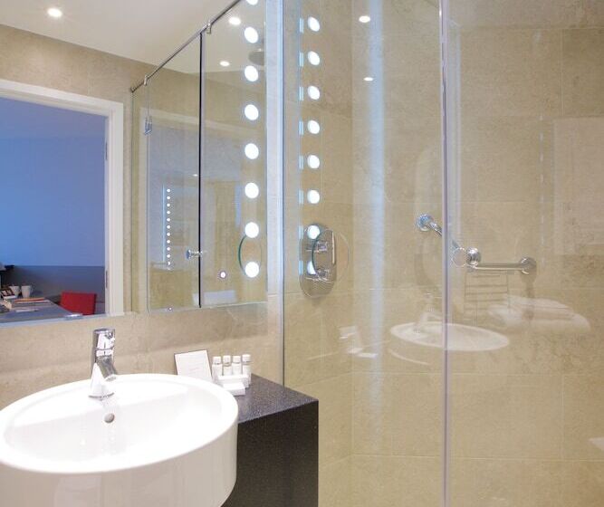 Номер Стандарт с Террасой, Bermondsey Square Hotel   A Bespoke