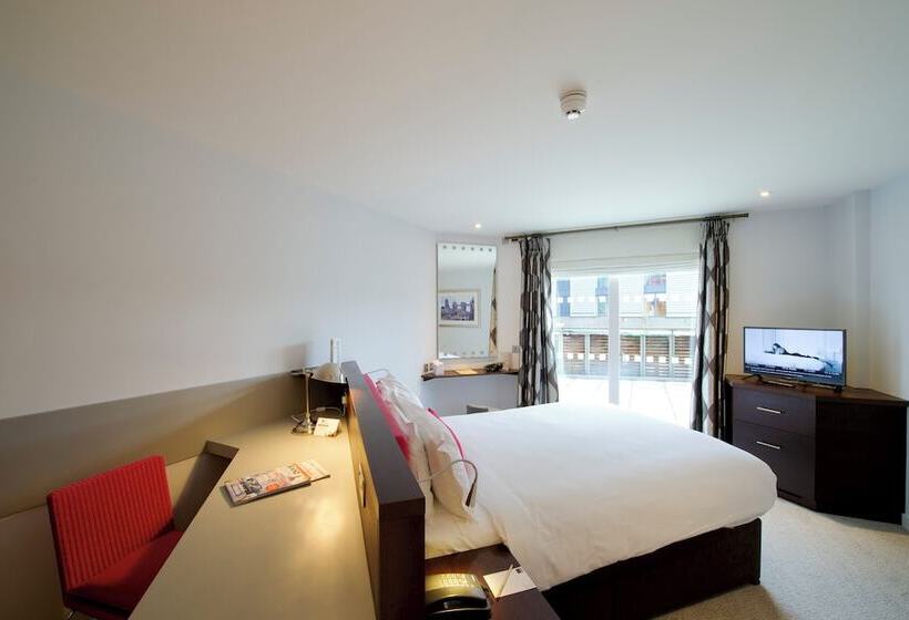 Номер Стандарт с Террасой, Bermondsey Square Hotel   A Bespoke