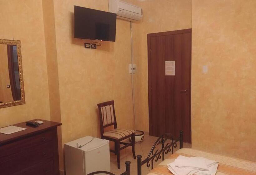 Номер Стандарт, Paradise House