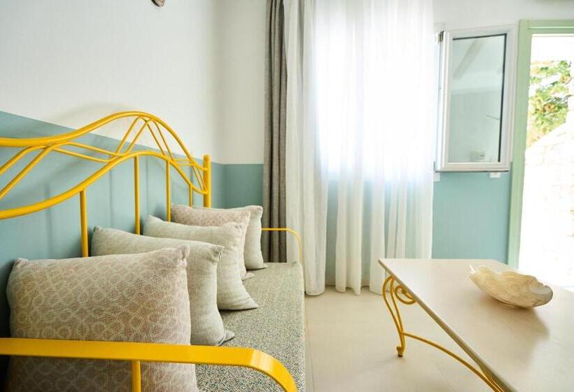 اتاق سوپریور با چشم‌انداز استخر, Bellissimo Resort