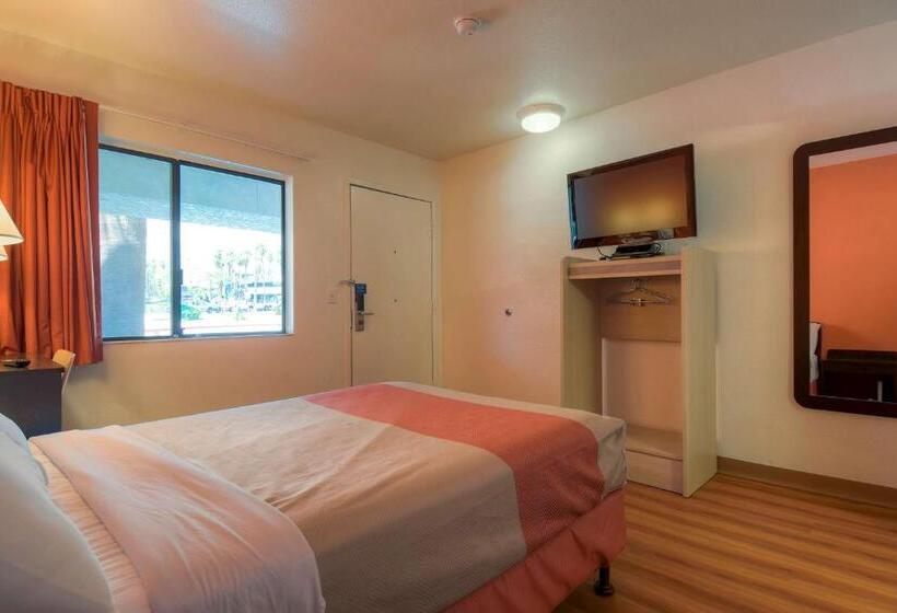 Habitación Cuádruple Deluxe, Motel 6palm Springs, Ca  Downtown