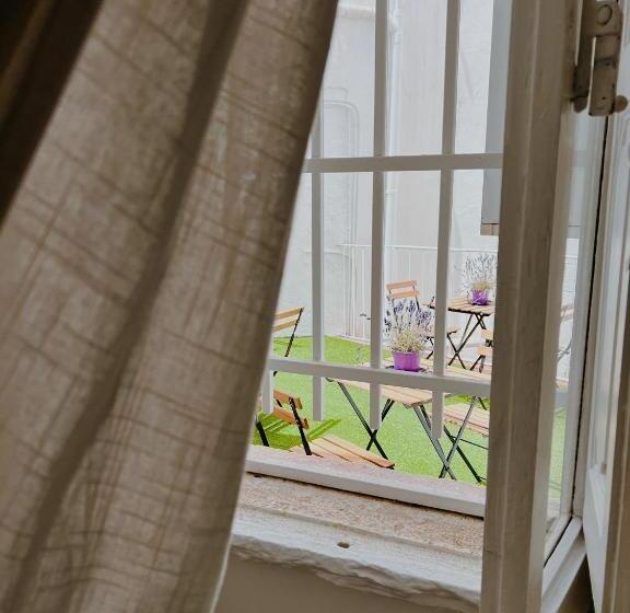 اتاق خانوادگی, Deas B&b