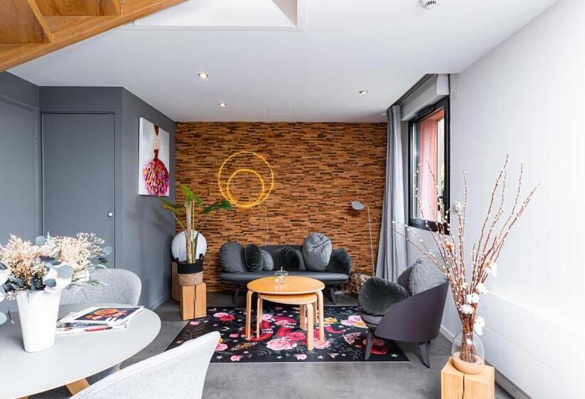 Family Suite, En Marge