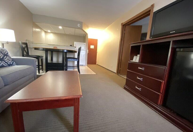 Люкс, Clarion Inn & Suites Airport
