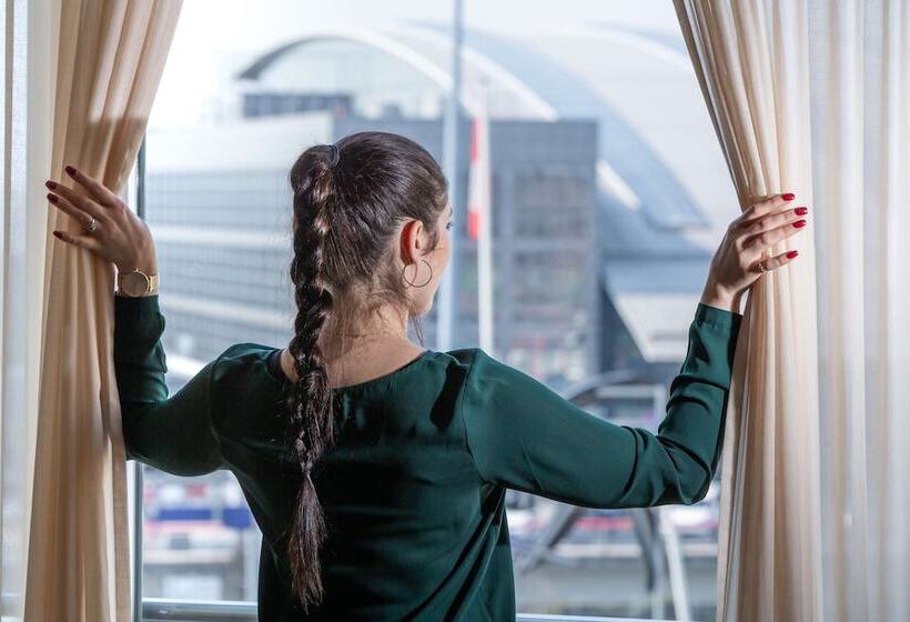 带观景的高级间, Radisson Blu Hotel, Hamburg Airport