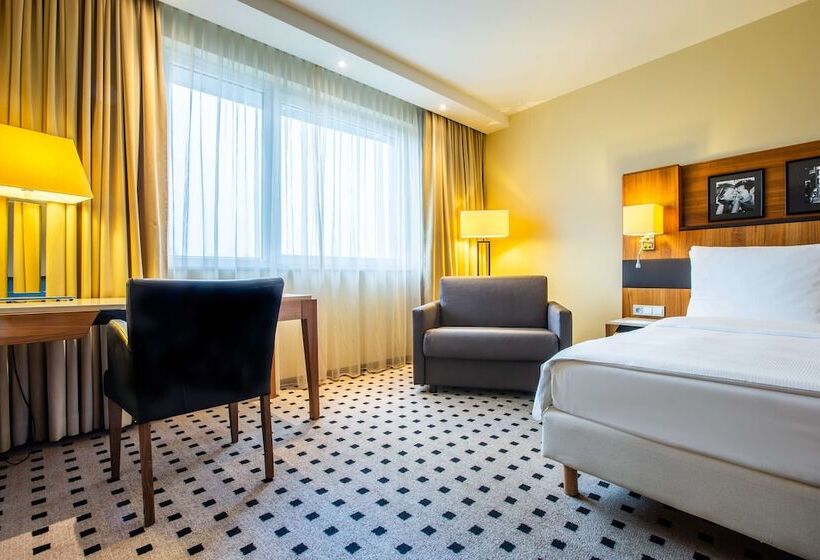 带观景的高级间, Radisson Blu Hotel, Hamburg Airport