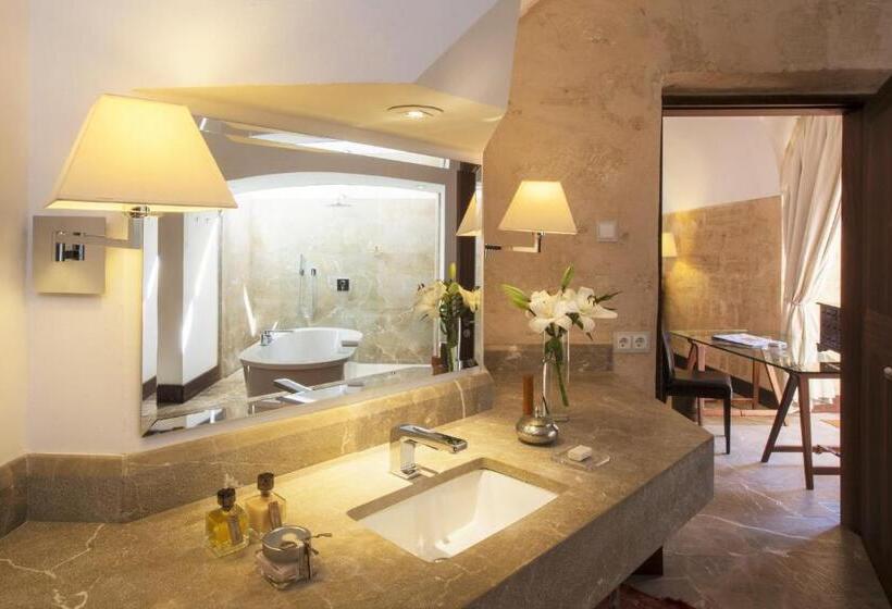 سوییت سوپریور با چشم‌انداز دریا, Cap Rocat, A Small Luxury Hotel Of The World