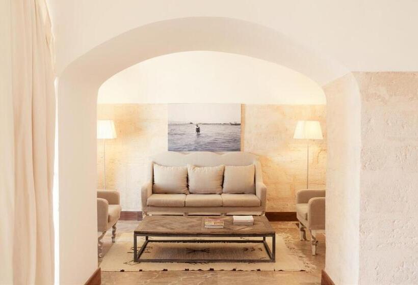 سوییت سوپریور با چشم‌انداز دریا, Cap Rocat, A Small Luxury Hotel Of The World