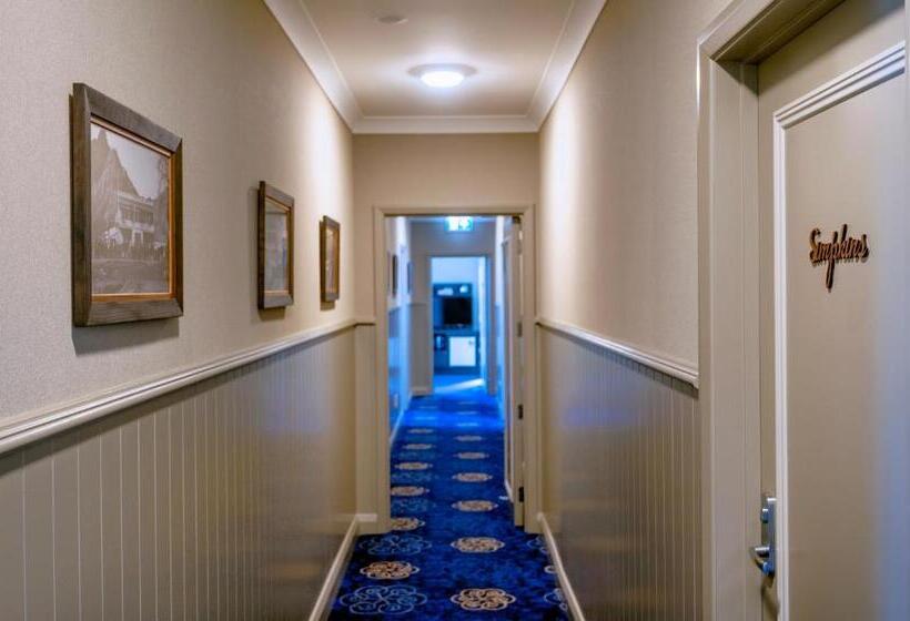 스위트 퀸침대, The Com Plex Motel