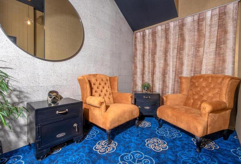 스위트 퀸침대, The Com Plex Motel