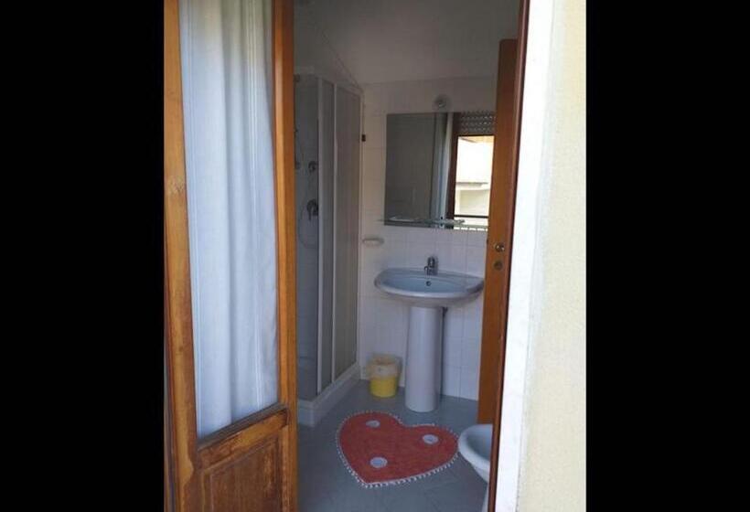 スタンダードシングルルーム, Room In Bb   Quadruple Room In Pineto   A Stones Throw From The Sea