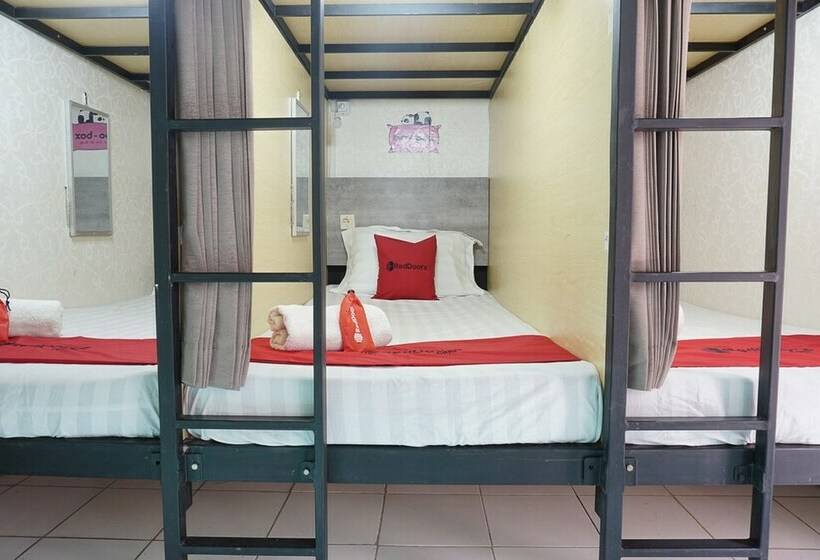 Кровать в Общей Комнате, Reddoorz Hostel @ Borobudur Street