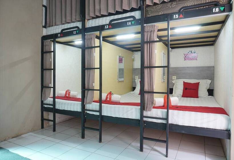Кровать в Общей Комнате, Reddoorz Hostel @ Borobudur Street