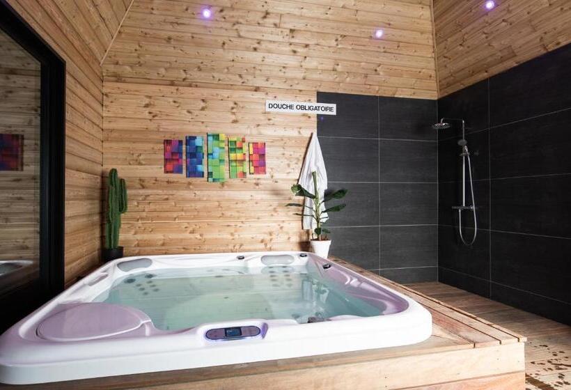 Семейный Номер, Au Coeur Du Village