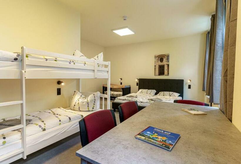 Четырехместный Номер Стандарт, Und Hostel Gleisbett