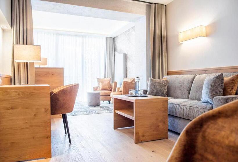 Трехместный Номер Стандарт с Балконом, Quellenhof Luxury Resort Passeier