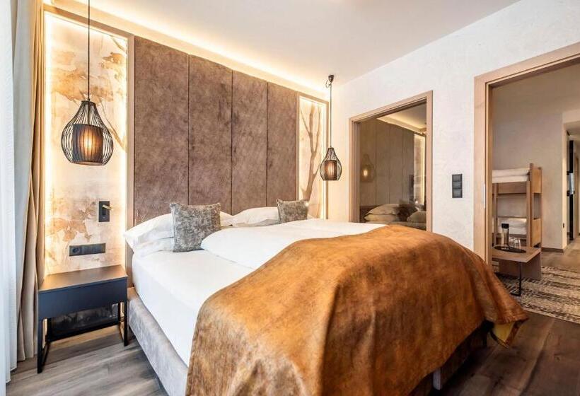 Четырехместный Номер Стандарт с Балконом, Quellenhof Luxury Resort Passeier