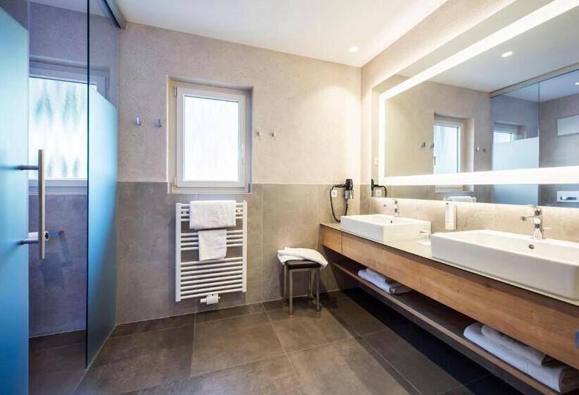 Четырехместный Номер Стандарт с Балконом, Quellenhof Luxury Resort Passeier