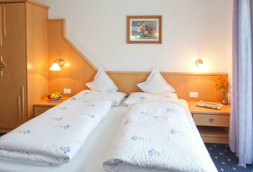 اتاق استاندارد سه نفره, Pension Sonnegg