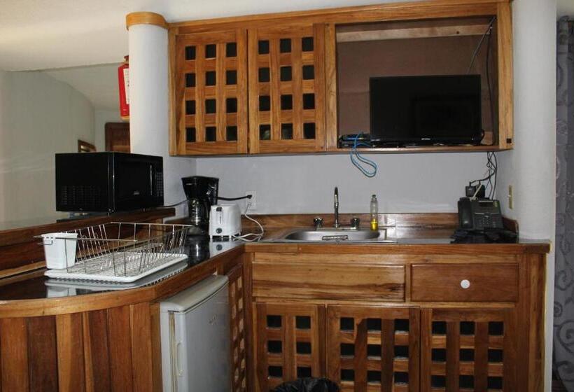 اتاق استاندارد سه نفره, Calico Jack's Resort