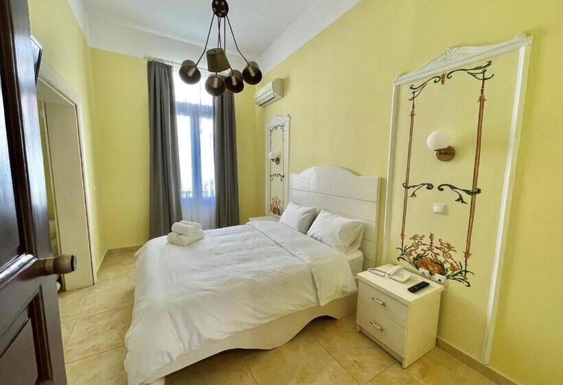 Quarto Triplo Deluxe, Augustos