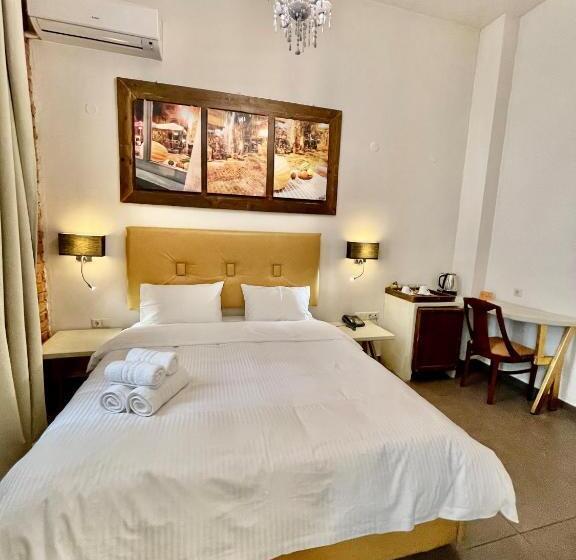 Quarto Deluxe, Augustos