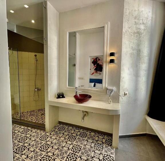 Quarto Deluxe, Augustos