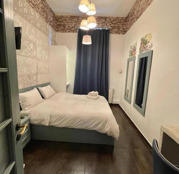 Quarto Deluxe, Augustos