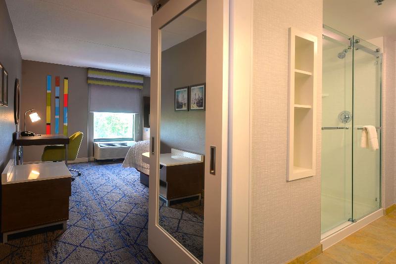 Quarto Deluxe Cama King, Hampton Inn & Suites Atlsix Flags