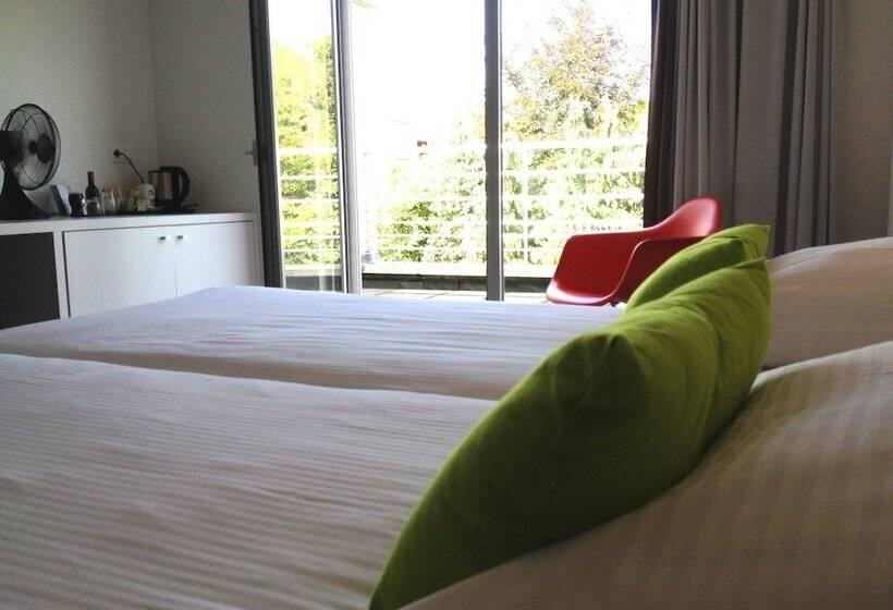 스탠다드 룸, Corbie Geel