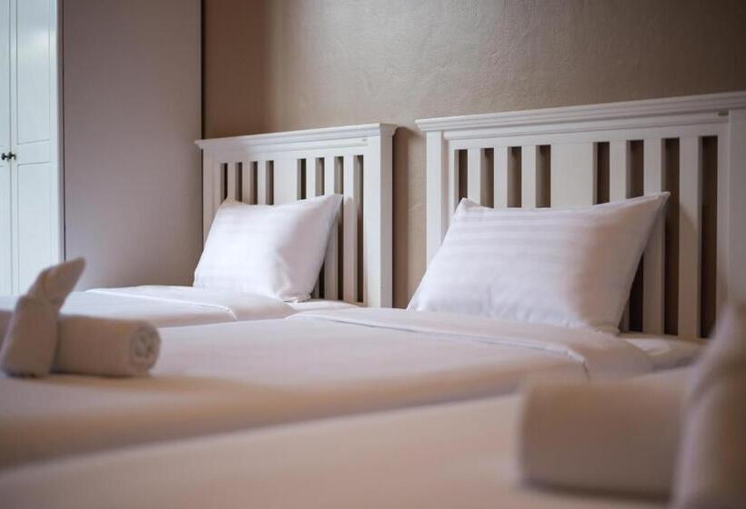 اتاق استاندارد سه نفره, Feung Nakorn Balcony Rooms And Cafe
