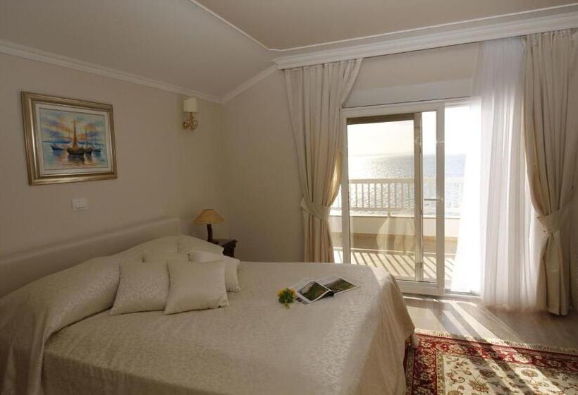سوییت با چشم‌انداز دریا, Villa Triana Adults Only