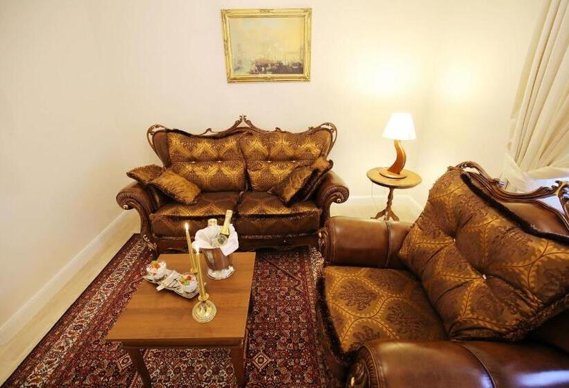 سوییت با چشم‌انداز دریا, Villa Triana Adults Only