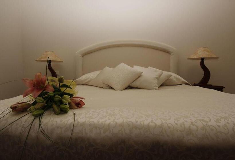 سوییت با چشم‌انداز دریا, Villa Triana Adults Only