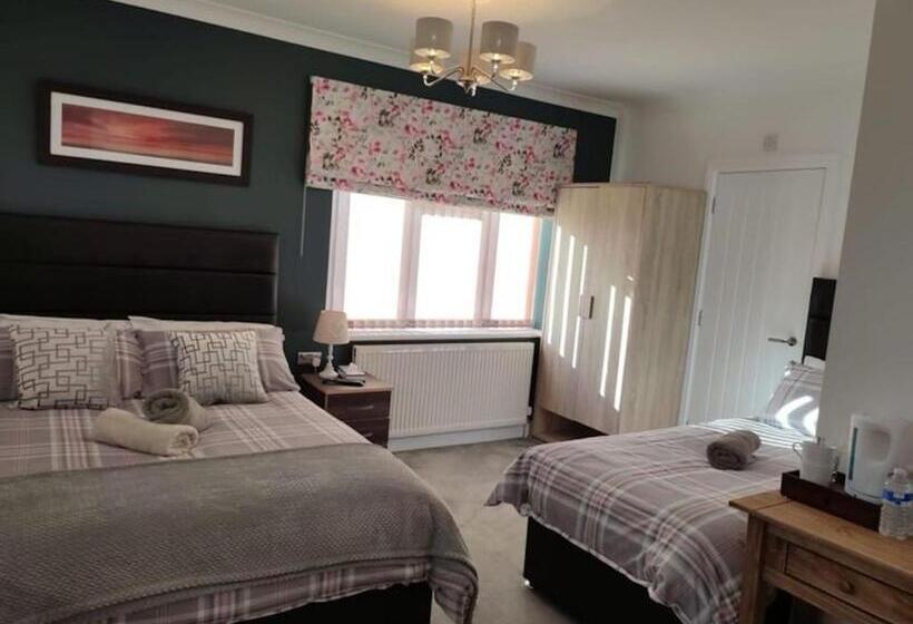 Номер Стандарт Трехместный, Room In Guest Room   Family Room With Private Bathroom