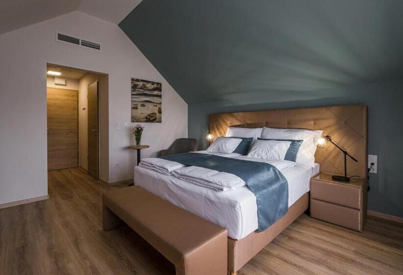 Номер Стандарт, Kistucsok Food & Room