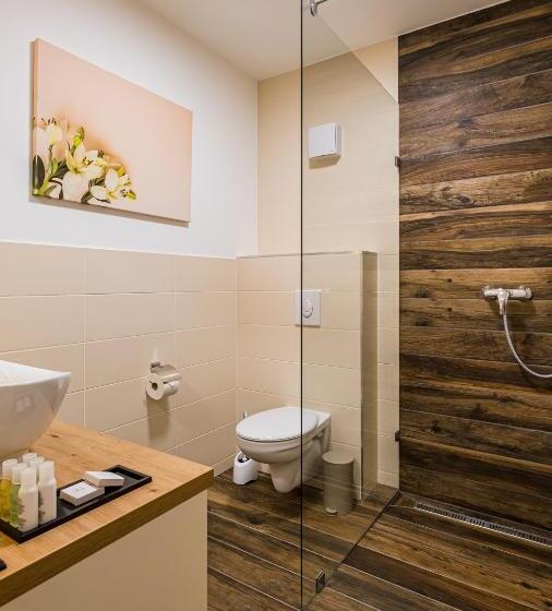 Номер Стандарт, Kistucsok Food & Room