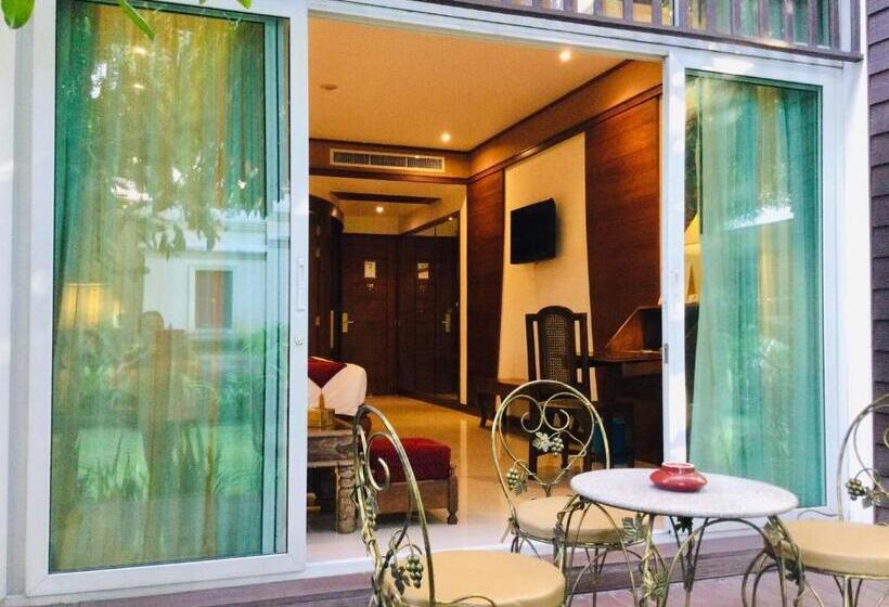 Номер Deluxe с Балконом, Kodchasri Thani Hotel Chiangmai
