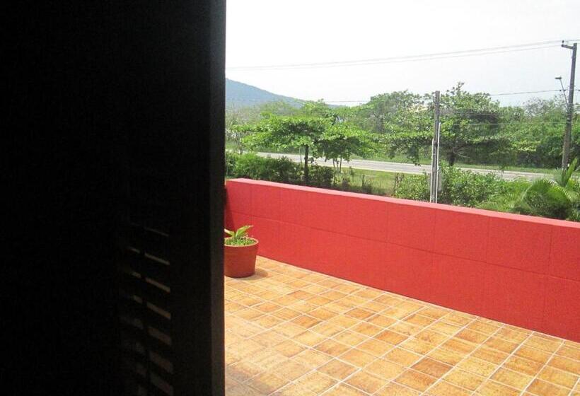 Номер Стандарт с Террасой, Ubatuba Surf Hostel, Apenas A 60 Metros Da Praia Da Lagoinha!