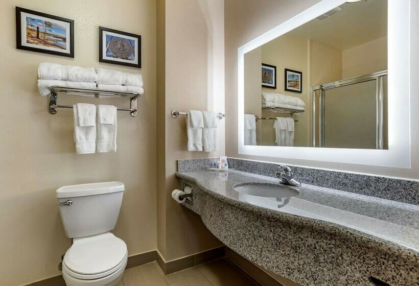 جناح, Comfort Suites Airport